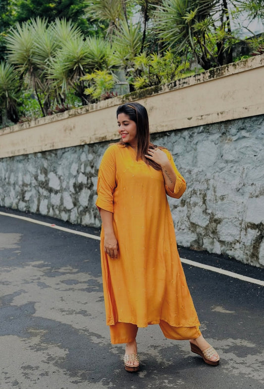 Muslin coord set with all over zari work