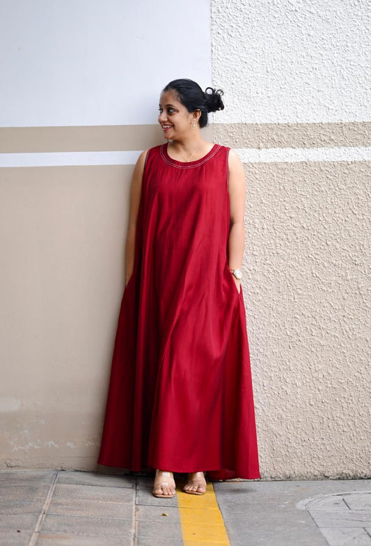 Semi silk sleeve less maxi dress